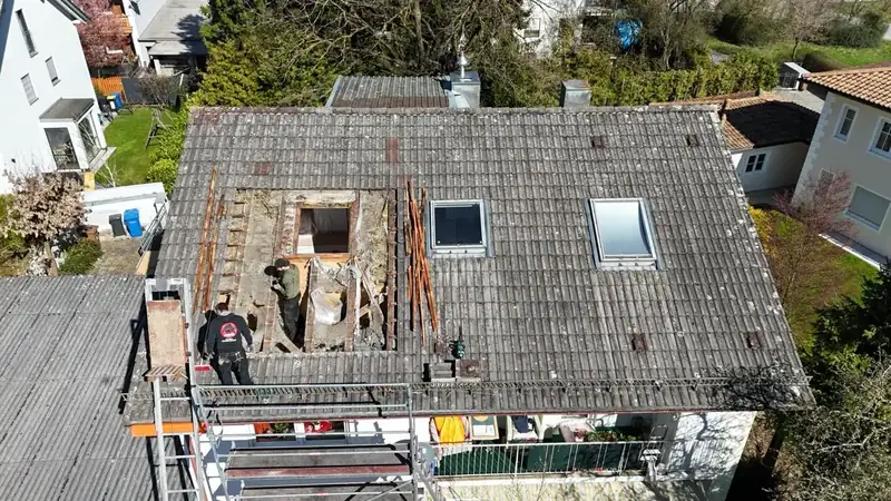 Dachöffnung und Rückbau der alten Eindeckung – omdrom Zimmerei & Holzbau, Scheyern bei Pfaffenhofen