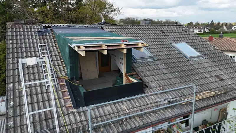 Gaubenkörper steht, Abdichtung läuft – omdrom Zimmerei & Holzbau, Scheyern bei Pfaffenhofen