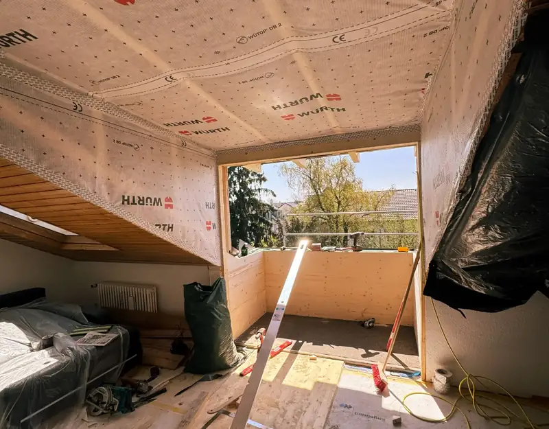 Innenansicht mit neuer Fensteröffnung – omdrom Zimmerei & Holzbau, Scheyern bei Pfaffenhofen