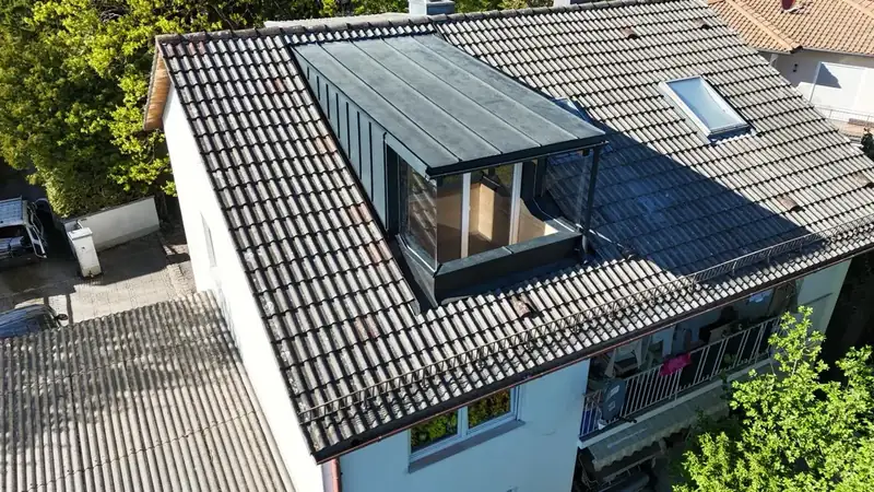 Fertige Gaube mit Stehfalz – omdrom Zimmerei & Holzbau, Scheyern bei Pfaffenhofen
