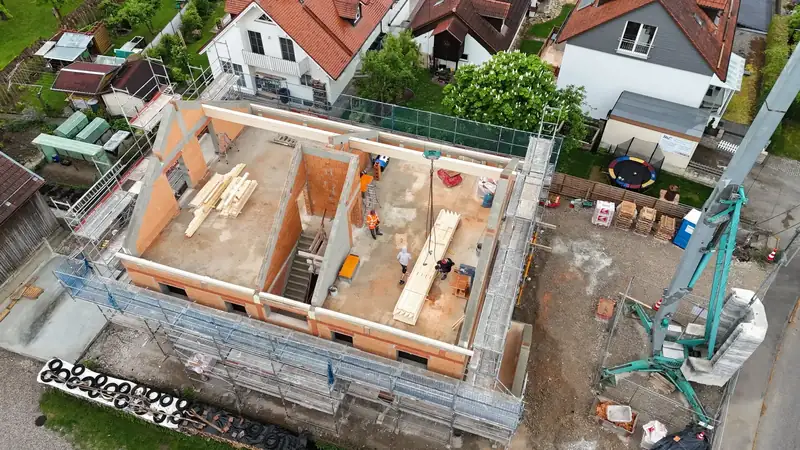 Errichtung eines Dachstuhls für Mehrfamilienhaus – omdrom Zimmerei & Holzbau, Scheyern bei Pfaffenhofen