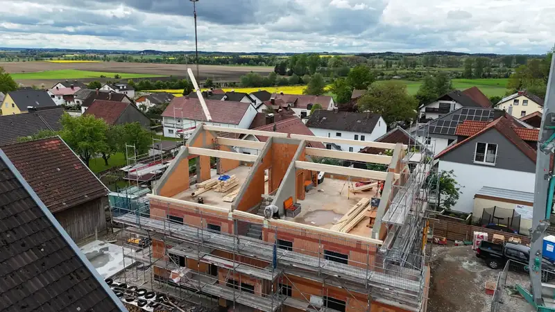 Errichtung eines Dachstuhls für Mehrfamilienhaus – omdrom Zimmerei & Holzbau, Scheyern bei Pfaffenhofen