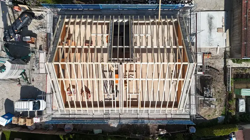 Errichtung eines Dachstuhls für Mehrfamilienhaus – omdrom Zimmerei & Holzbau, Scheyern bei Pfaffenhofen