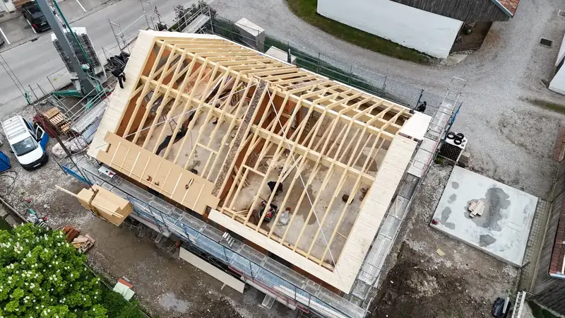 Errichtung eines Dachstuhls für Mehrfamilienhaus – omdrom Zimmerei & Holzbau, Scheyern bei Pfaffenhofen