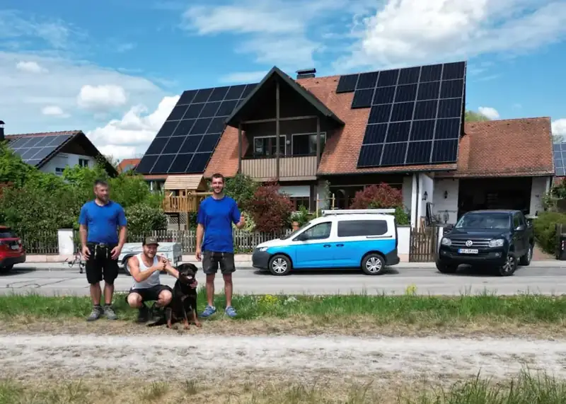 Das Team der omdrom Zimmerei & Holzbau GmbH aus Scheyern bei Pfaffenhofen vor einem fertigen PV-Dach