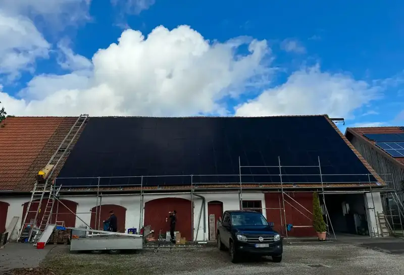 Dach mit fertig montierter PV-Anlage