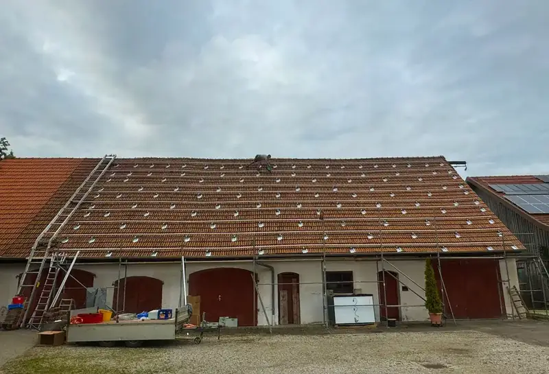 Dach mit Dachhaken vor PV-Montage